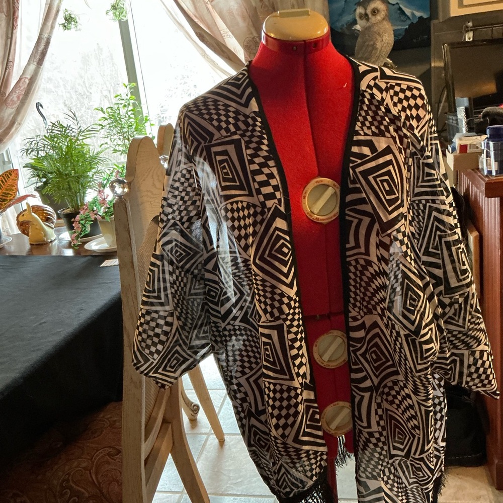 Trendy Black and White Geometric Kimono